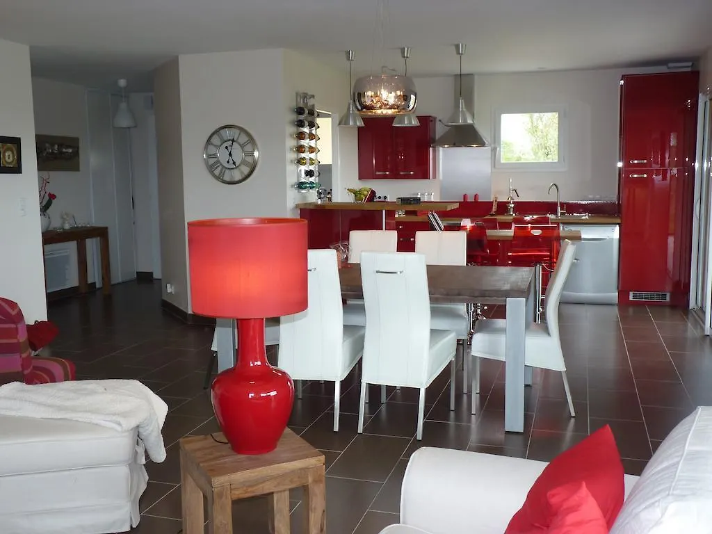 Holiday home Gite Les Vignes Cravenceres